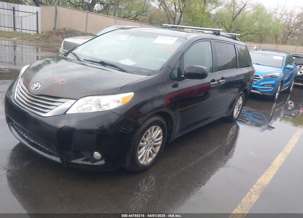 2014 TOYOTA SIENNA XLE V6 8 PASSENGER VIN: 5TDYK3DC4ES438866