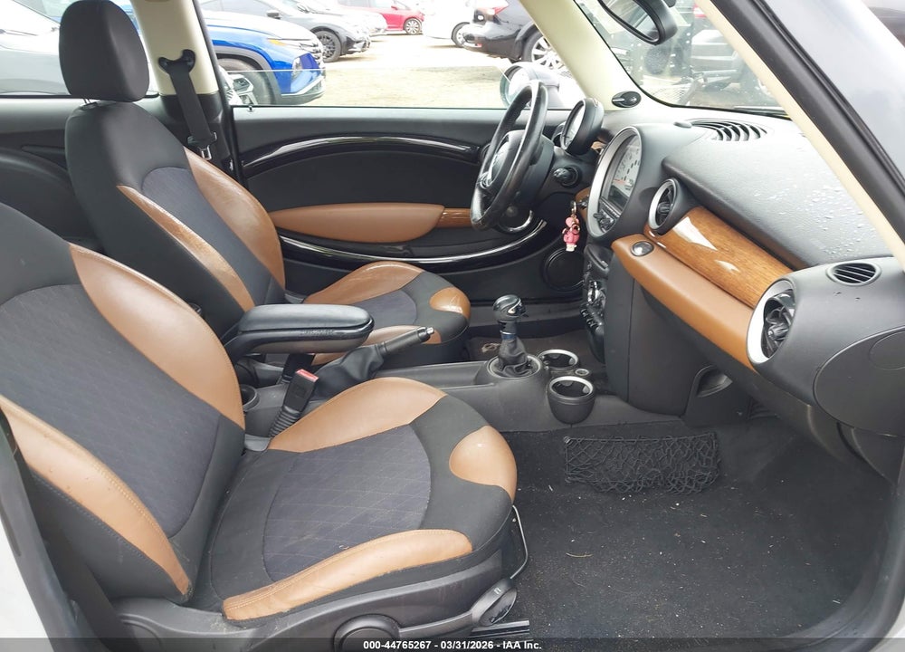 2011 MINI COOPER VIN: WMWSU3C5XBT093825