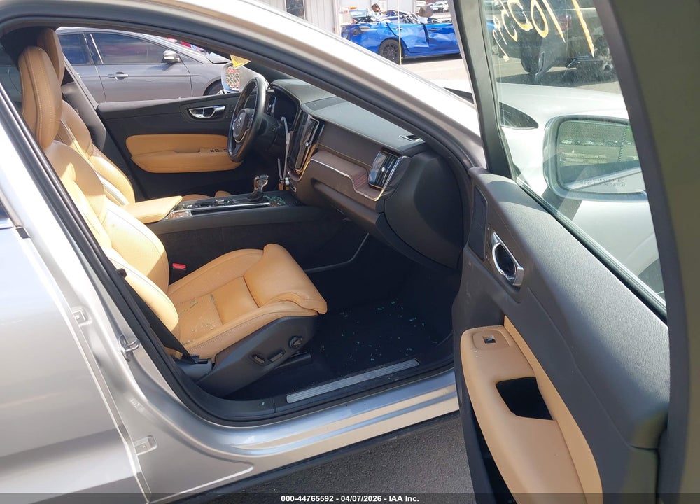 2019 VOLVO XC60 T5 INSCRIPTION VIN: LYV102RLXKB235721