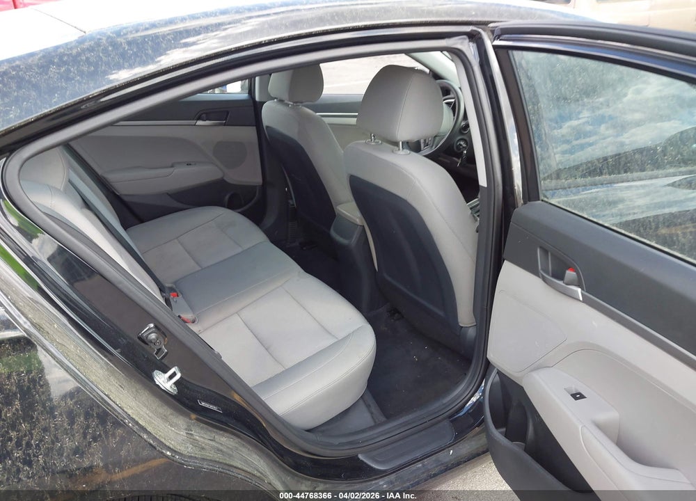 2018 HYUNDAI ELANTRA SE VIN: 5NPD74LF1JH217677