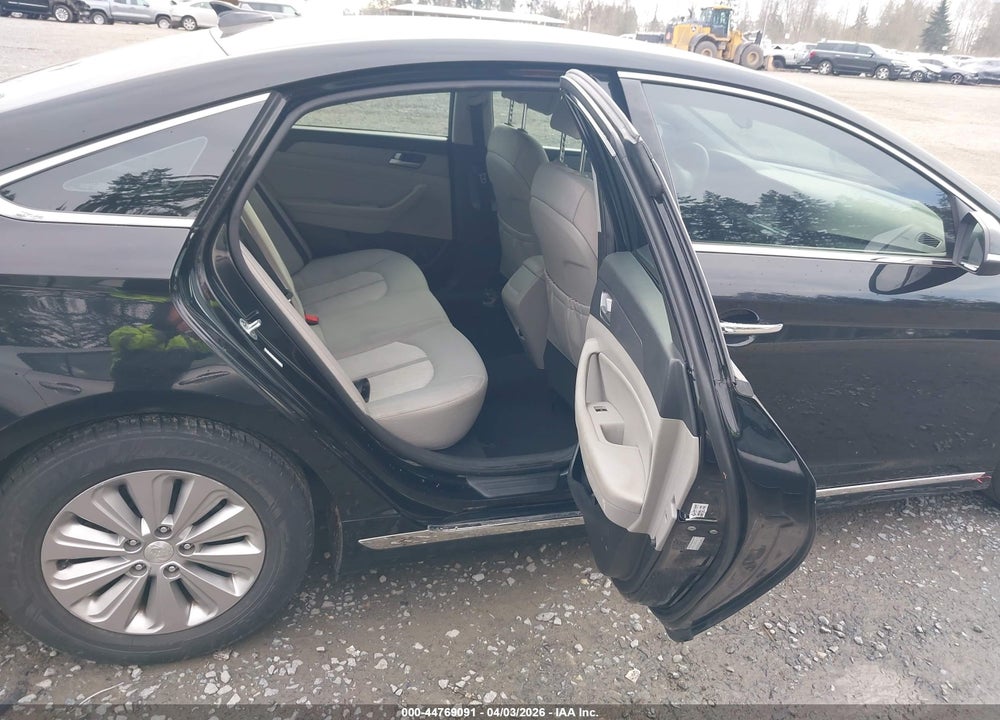 2017 HYUNDAI SONATA HYBRID SE VIN: KMHE24L13HA051635