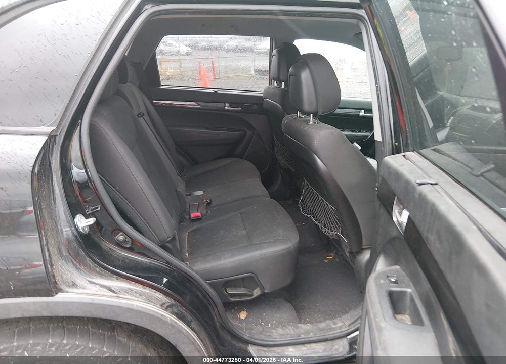 2014 KIA SORENTO LX VIN: 5XYKTCA65EG476511