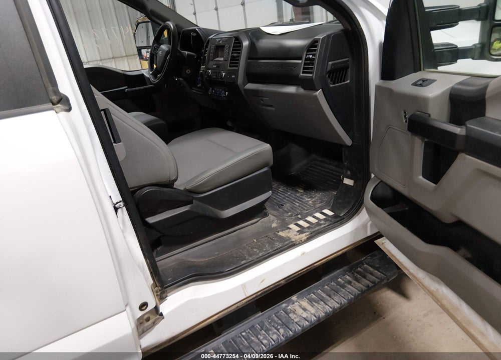 2019 FORD F-350 CHASSIS XL VIN: 1FD8X3F65KEG57101