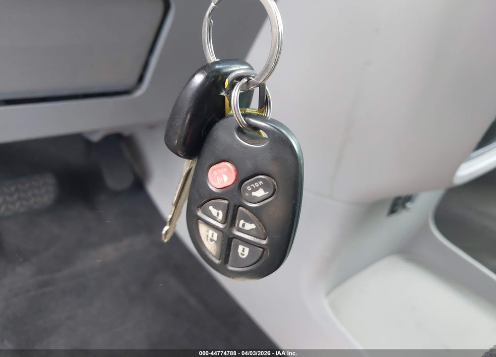 2014 TOYOTA SIENNA SE 8 PASSENGER VIN: 5TDXK3DC3ES517084