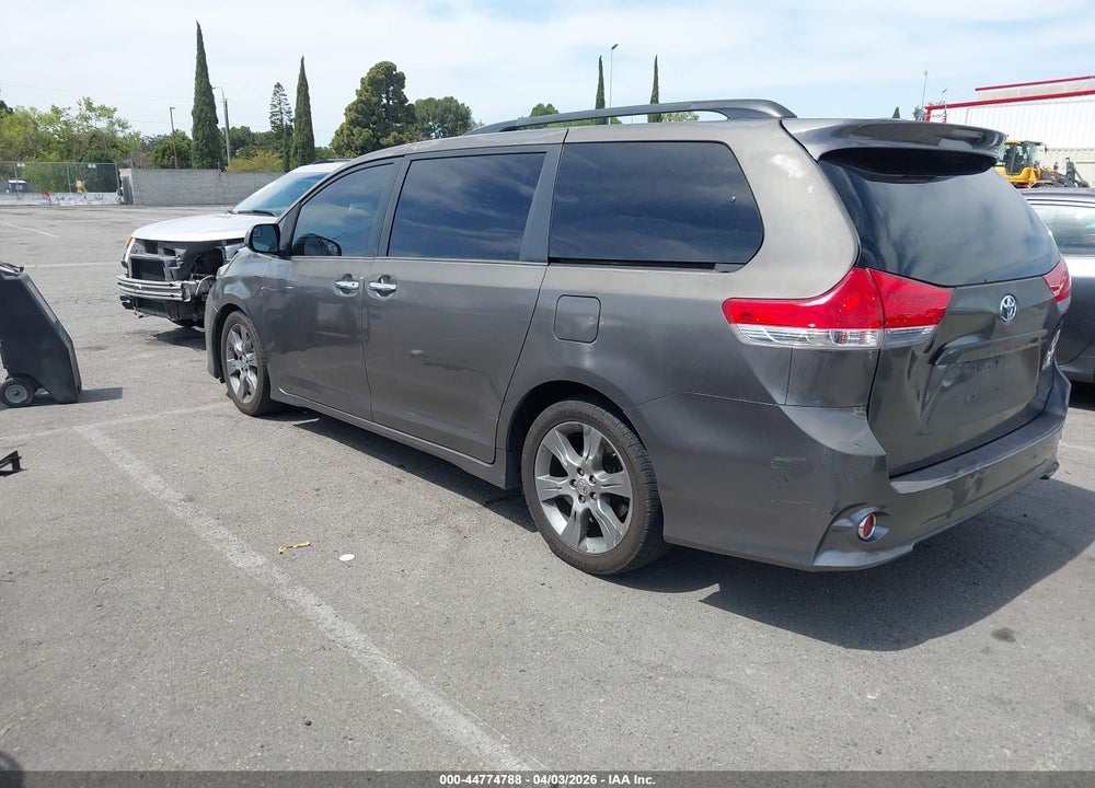 2014 TOYOTA SIENNA SE 8 PASSENGER VIN: 5TDXK3DC3ES517084
