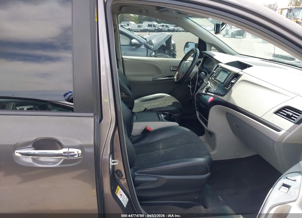 2014 TOYOTA SIENNA SE 8 PASSENGER VIN: 5TDXK3DC3ES517084