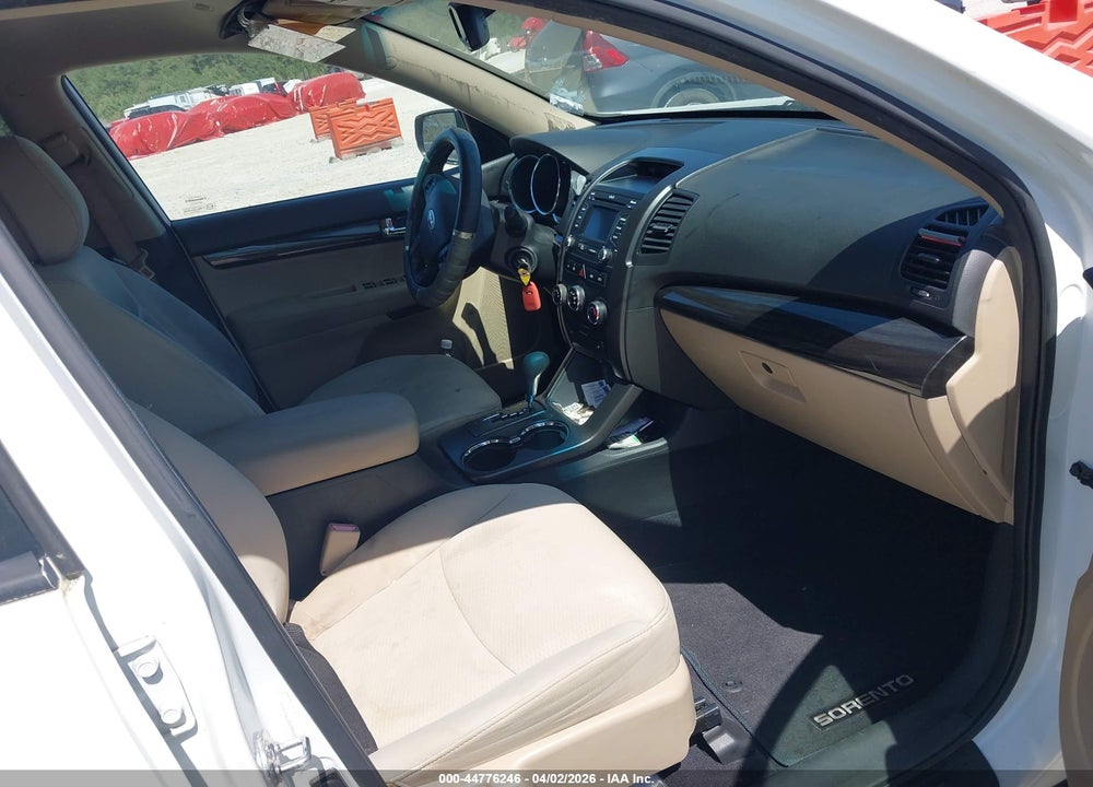 2013 KIA SORENTO LX VIN: 5XYKT3A63DG392184