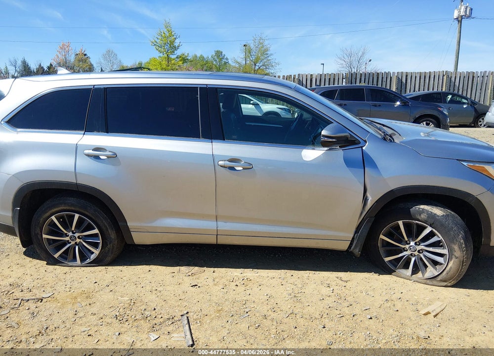 2017 TOYOTA HIGHLANDER XLE VIN: 5TDJZRFH9HS448774