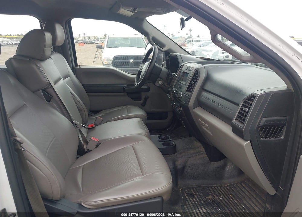2017 FORD F-350 CHASSIS XL VIN: 1FD8W3G6XHEE29007