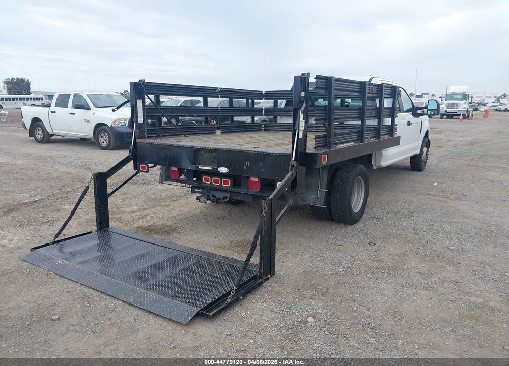2017 FORD F-350 CHASSIS XL VIN: 1FD8W3G6XHEE29007