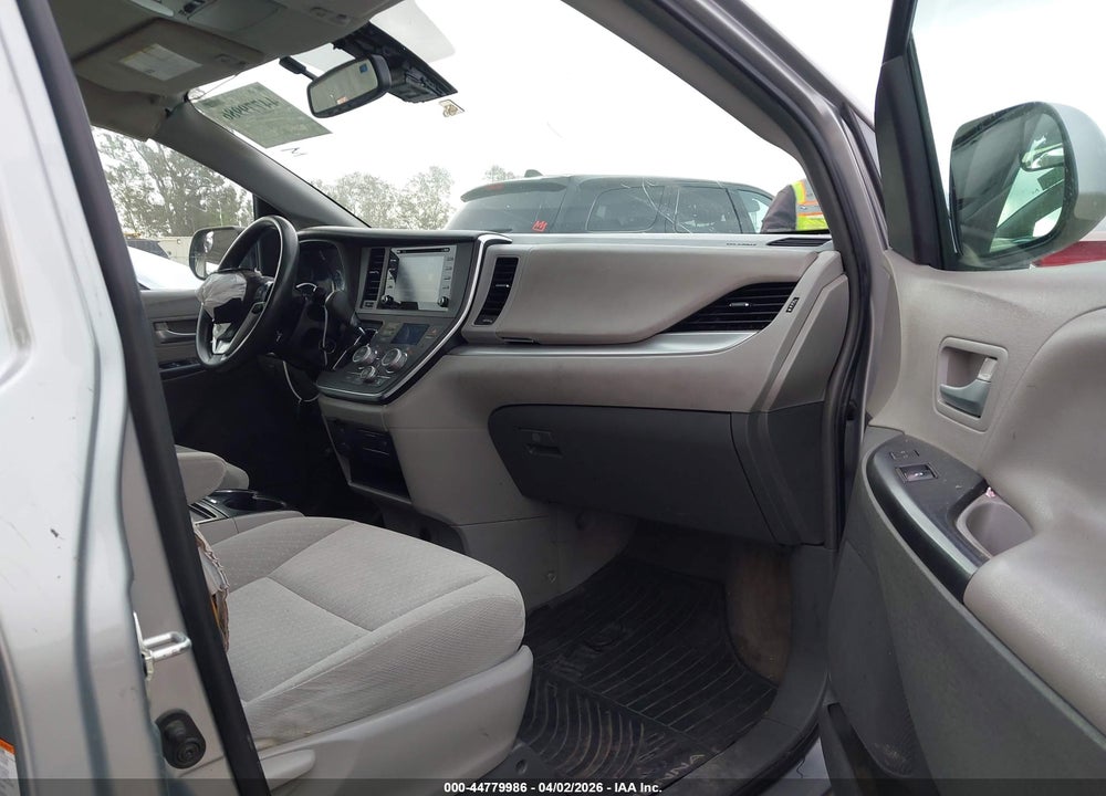 2018 TOYOTA SIENNA LE 8 PASSENGER VIN: 5TDKZ3DC1JS953626