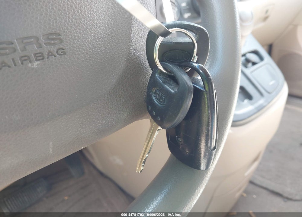2011 KIA SEDONA LX VIN: KNDMG4C71B6413543