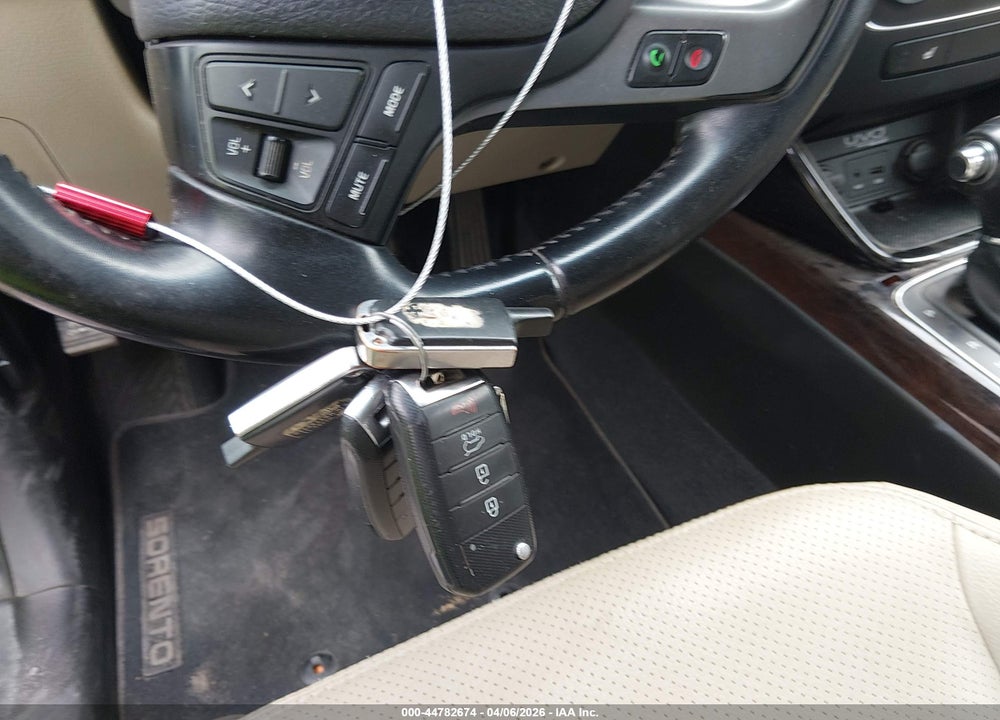 2015 KIA SORENTO LX VIN: 5XYKTCA64FG652871