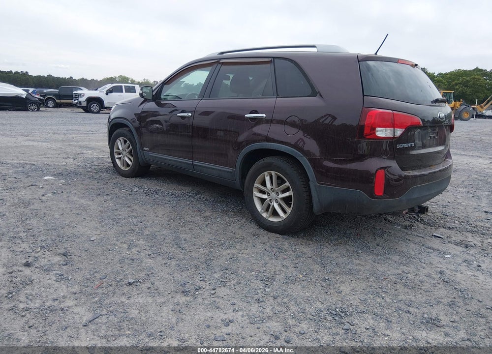 2015 KIA SORENTO LX VIN: 5XYKTCA64FG652871