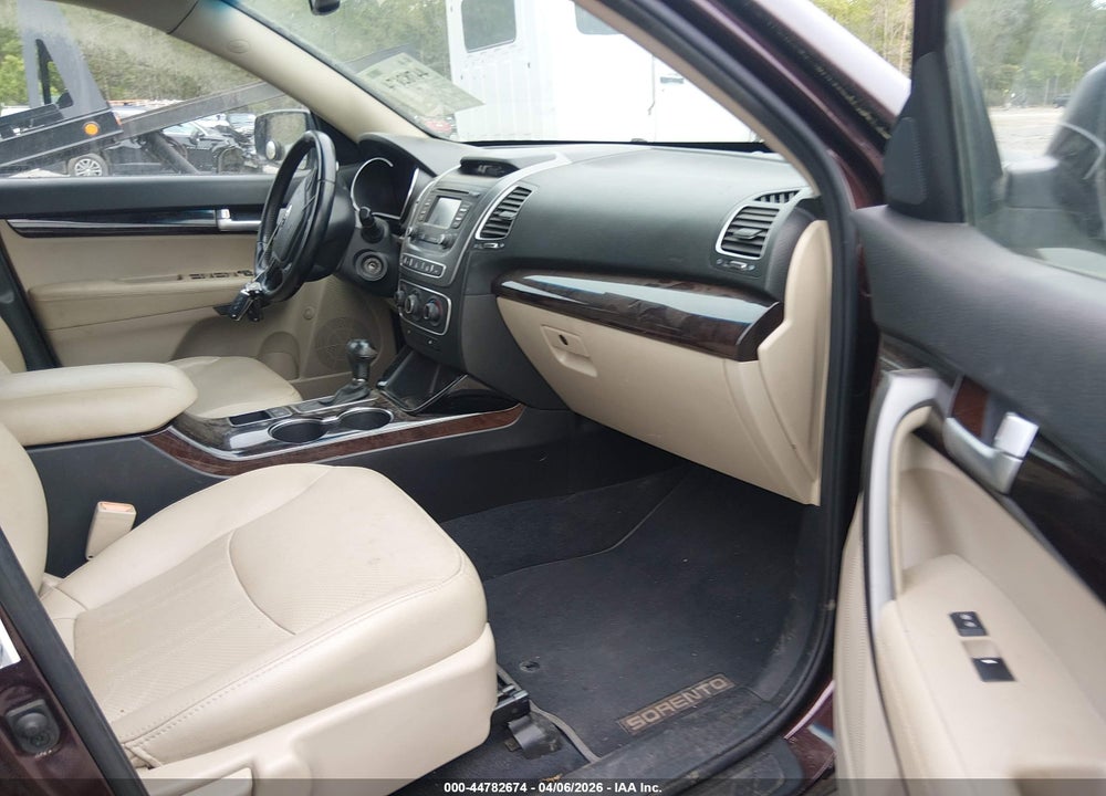 2015 KIA SORENTO LX VIN: 5XYKTCA64FG652871