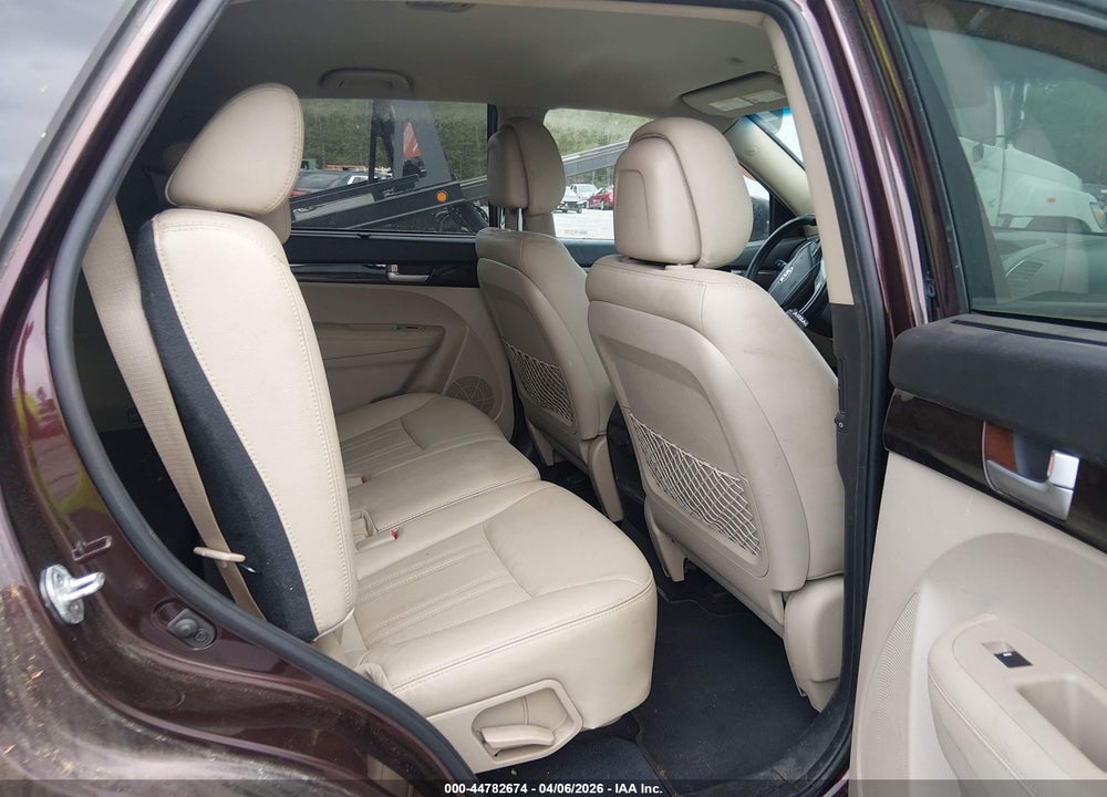 2015 KIA SORENTO LX VIN: 5XYKTCA64FG652871