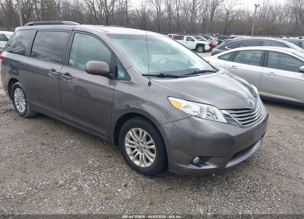 2013 TOYOTA SIENNA XLE V6 8 PASSENGER VIN: 5TDYK3DC5DS368471