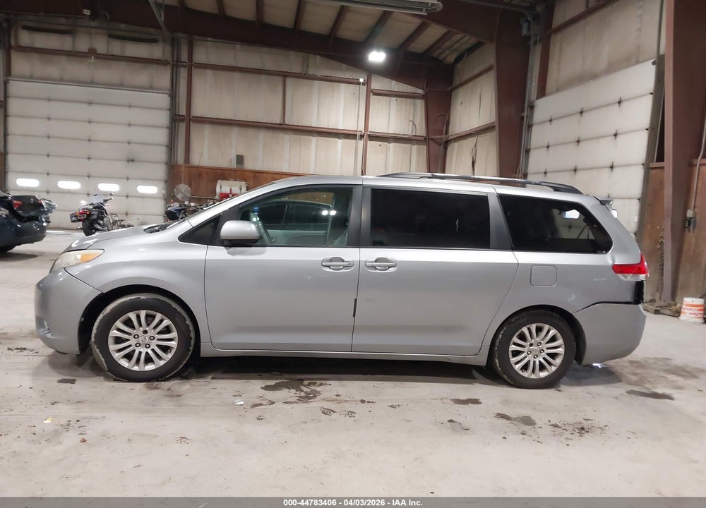 2011 TOYOTA SIENNA XLE V6 VIN: 5TDYK3DC4BS027883