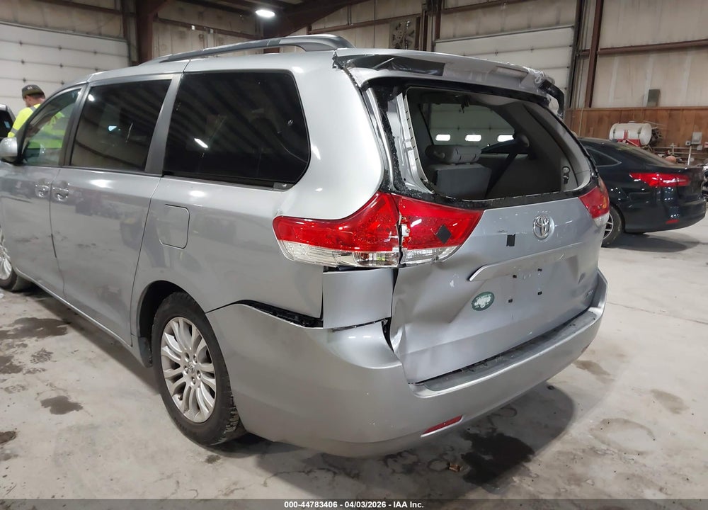 2011 TOYOTA SIENNA XLE V6 VIN: 5TDYK3DC4BS027883