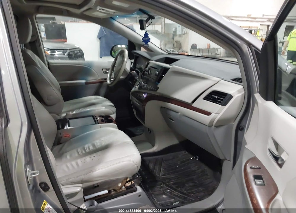 2011 TOYOTA SIENNA XLE V6 VIN: 5TDYK3DC4BS027883