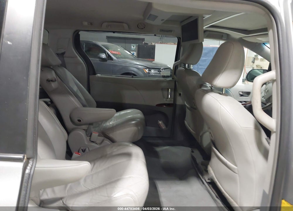 2011 TOYOTA SIENNA XLE V6 VIN: 5TDYK3DC4BS027883