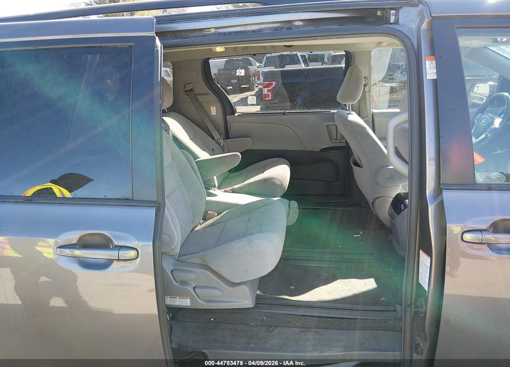 2015 TOYOTA SIENNA LE 8 PASSENGER VIN: 5TDKK3DC5FS678970