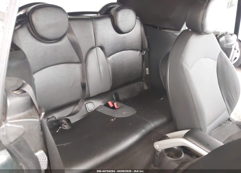 2009 MINI COOPER S VIN: WMWMS335X9TG89240