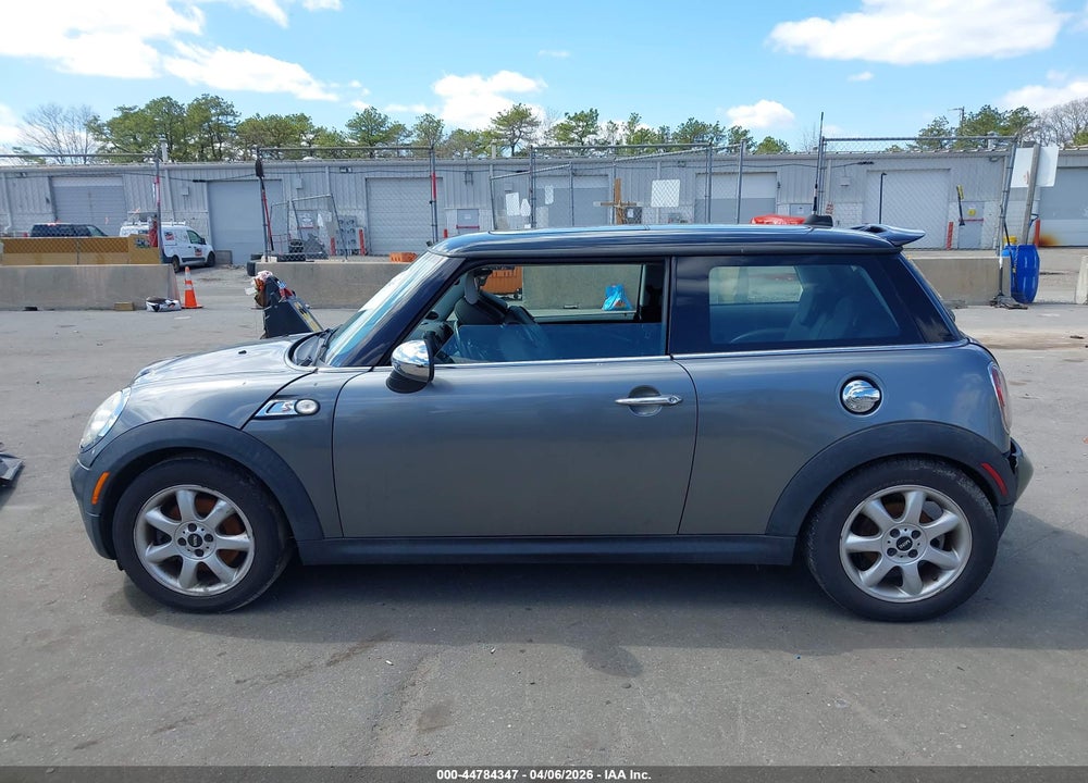 2010 MINI COOPER S VIN: WMWMF7C53ATZ71510