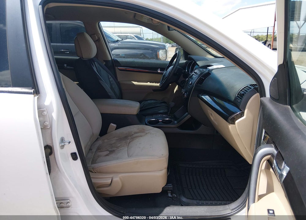 2011 KIA SORENTO LX VIN: 5XYKT3A1XBG160618