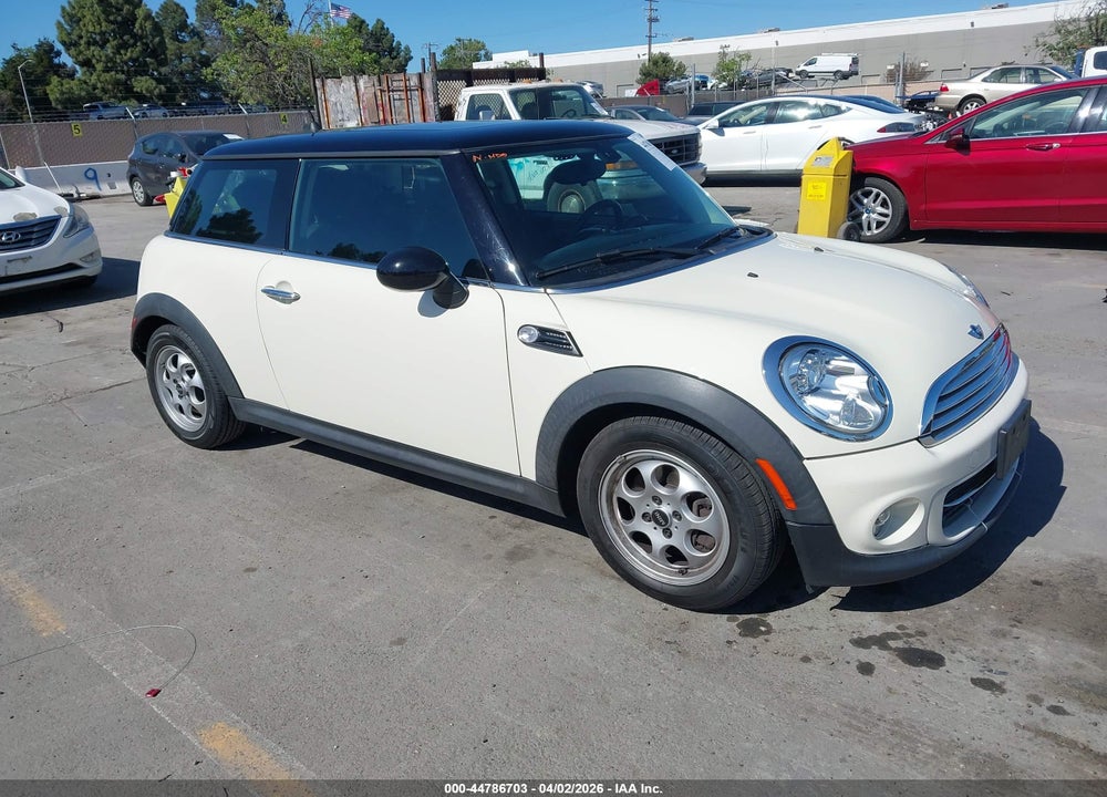 2013 MINI COOPER HARDTOP VIN: WMWSU3C50DT375202
