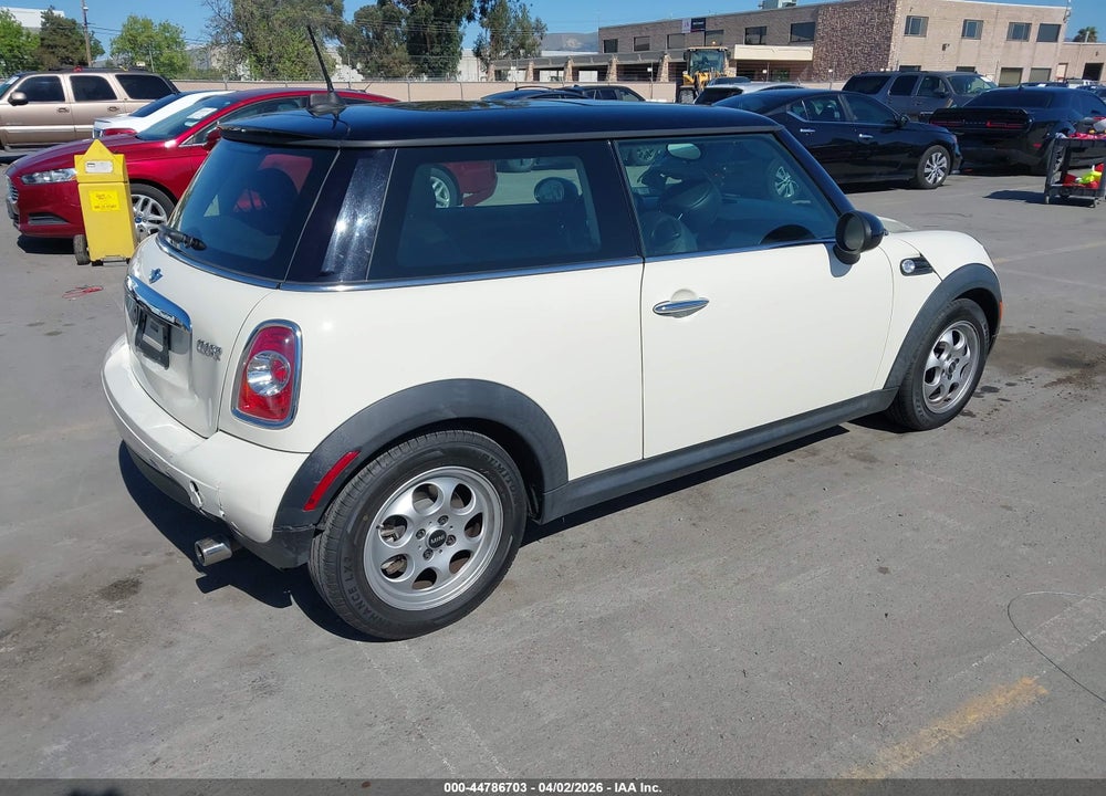 2013 MINI COOPER HARDTOP VIN: WMWSU3C50DT375202