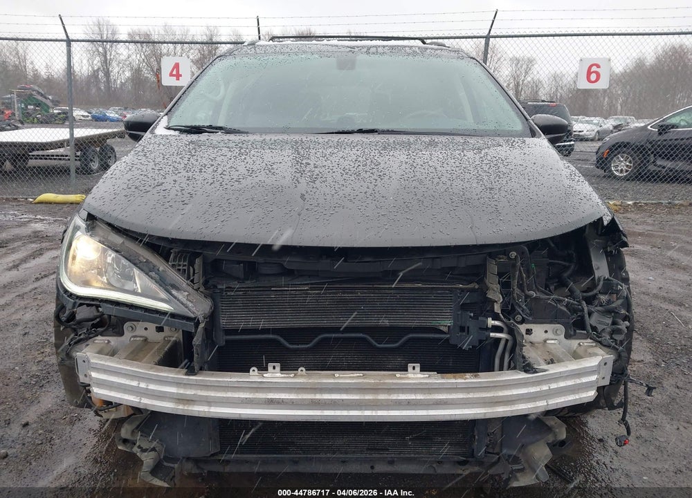 2018 CHRYSLER PACIFICA TOURING L VIN: 2C4RC1BG8JR144031