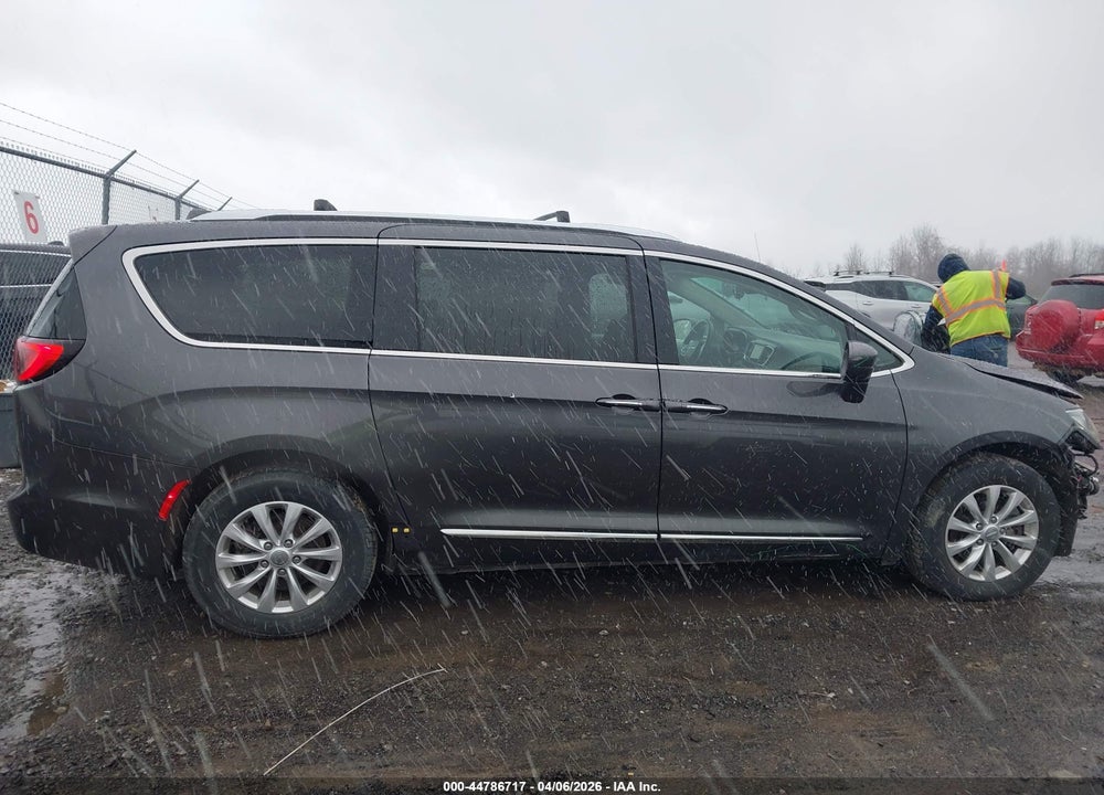 2018 CHRYSLER PACIFICA TOURING L VIN: 2C4RC1BG8JR144031