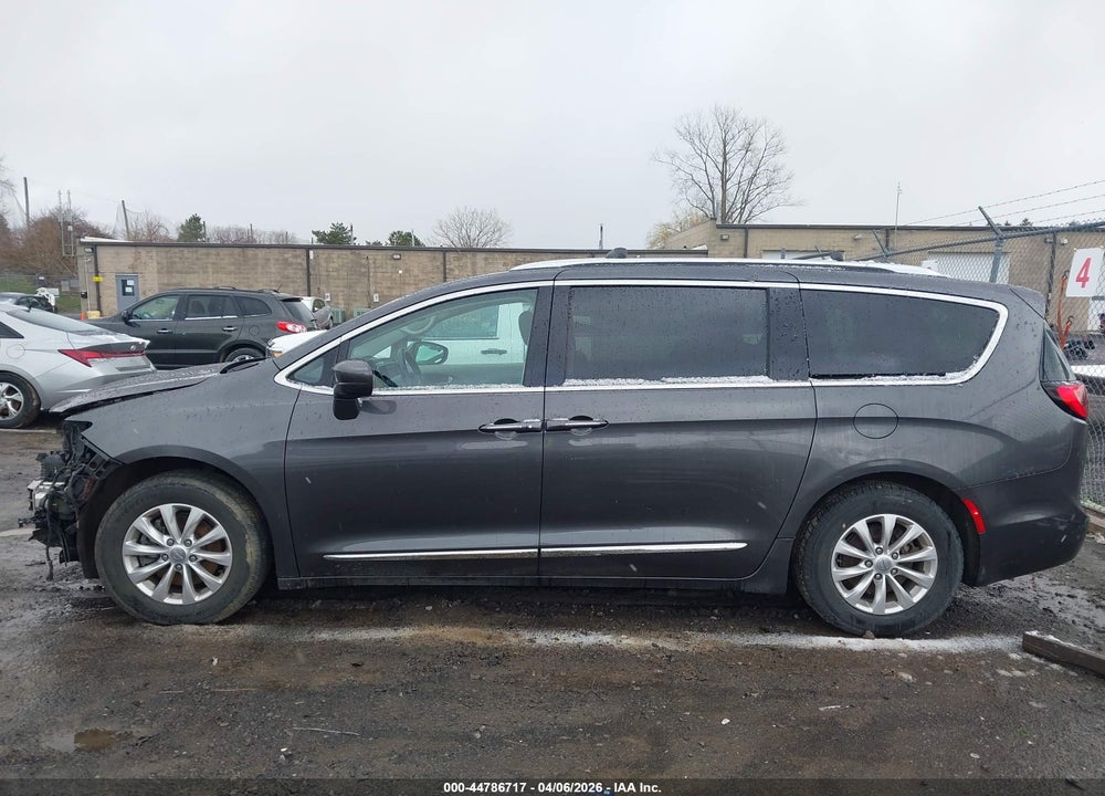 2018 CHRYSLER PACIFICA TOURING L VIN: 2C4RC1BG8JR144031