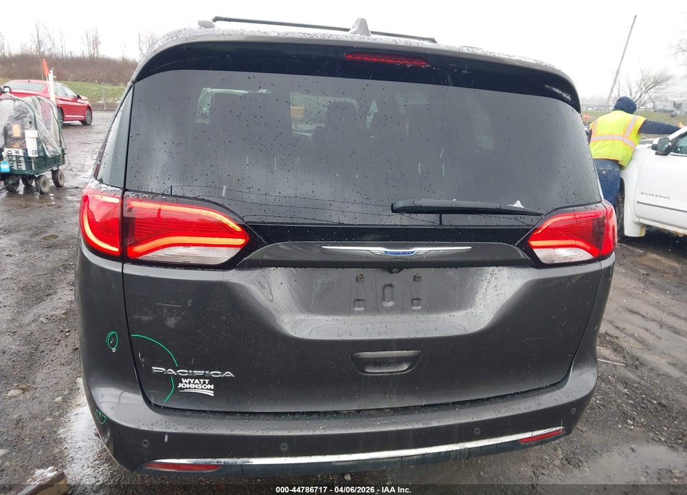 2018 CHRYSLER PACIFICA TOURING L VIN: 2C4RC1BG8JR144031