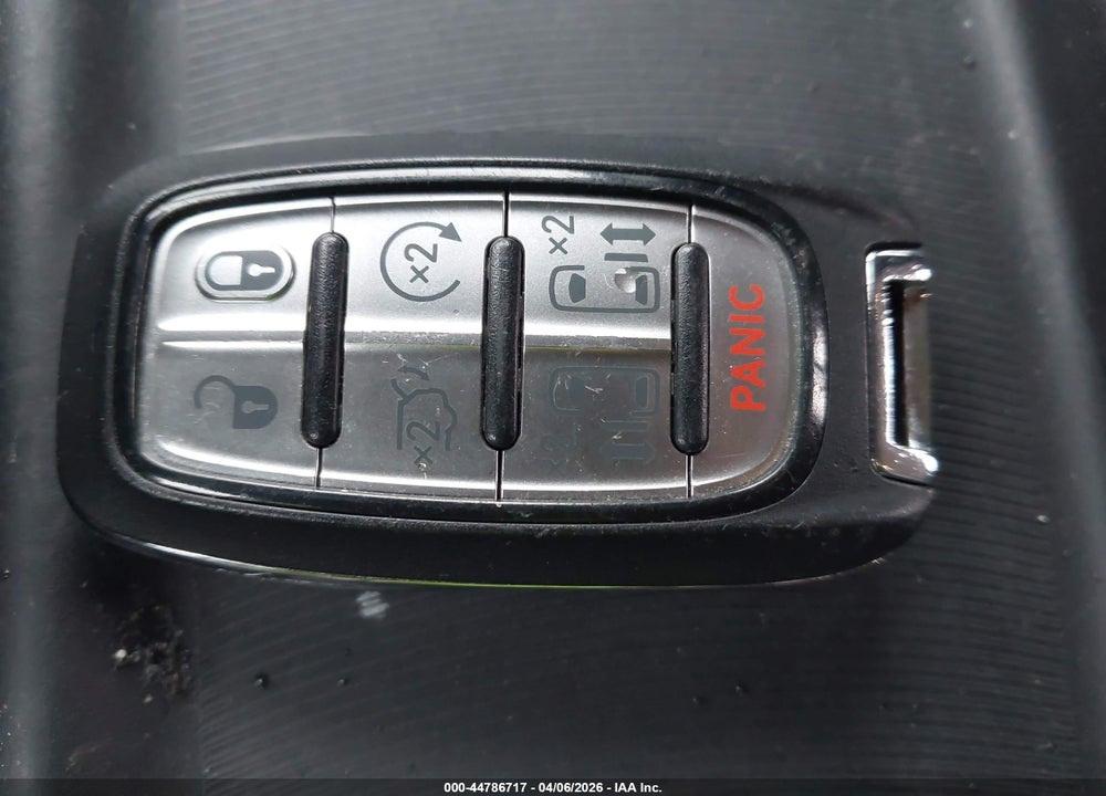 2018 CHRYSLER PACIFICA TOURING L VIN: 2C4RC1BG8JR144031