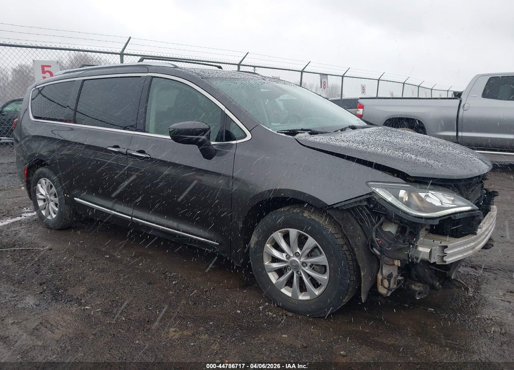 2018 CHRYSLER PACIFICA TOURING L VIN: 2C4RC1BG8JR144031