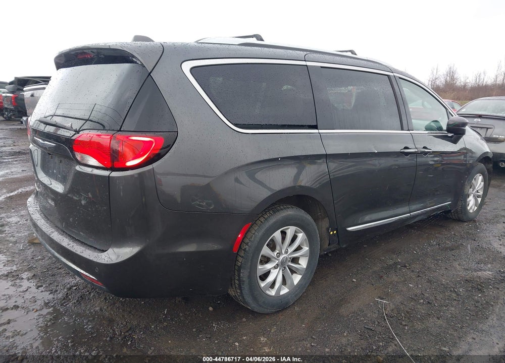 2018 CHRYSLER PACIFICA TOURING L VIN: 2C4RC1BG8JR144031