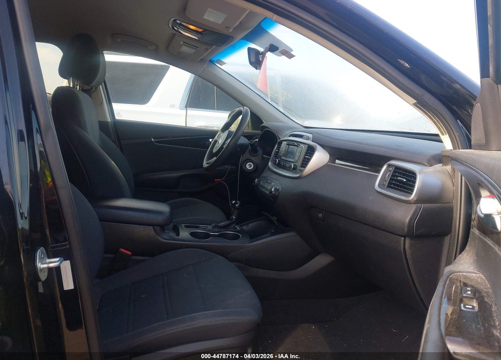 2016 KIA SORENTO 3.3L LX VIN: 5XYPG4A53GG141001