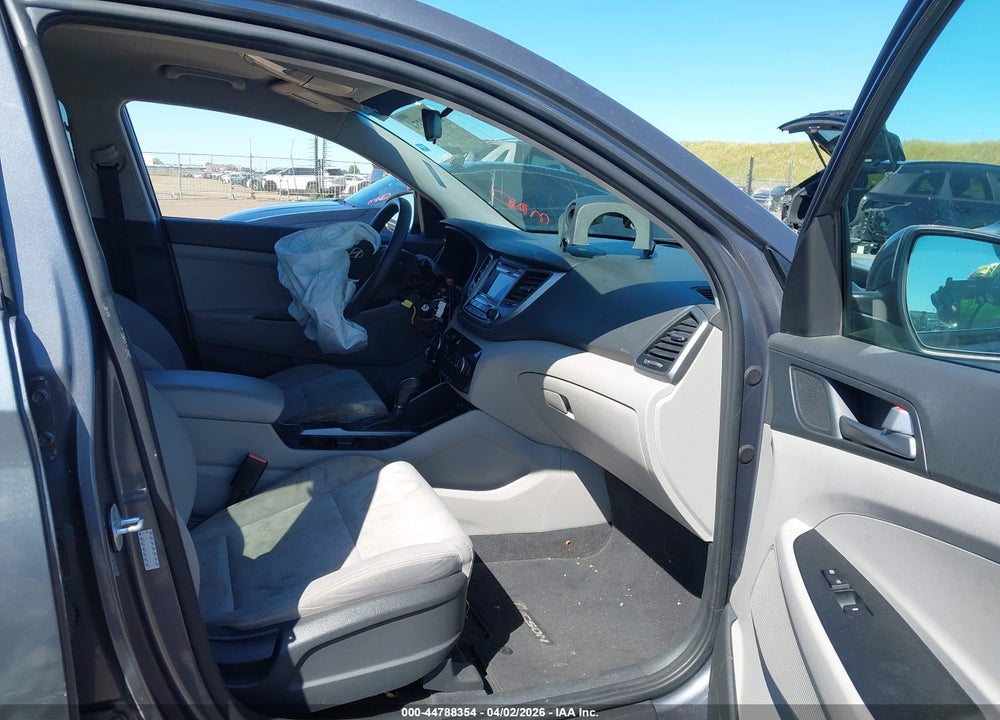 2017 HYUNDAI TUCSON SE VIN: KM8J23A47HU423675
