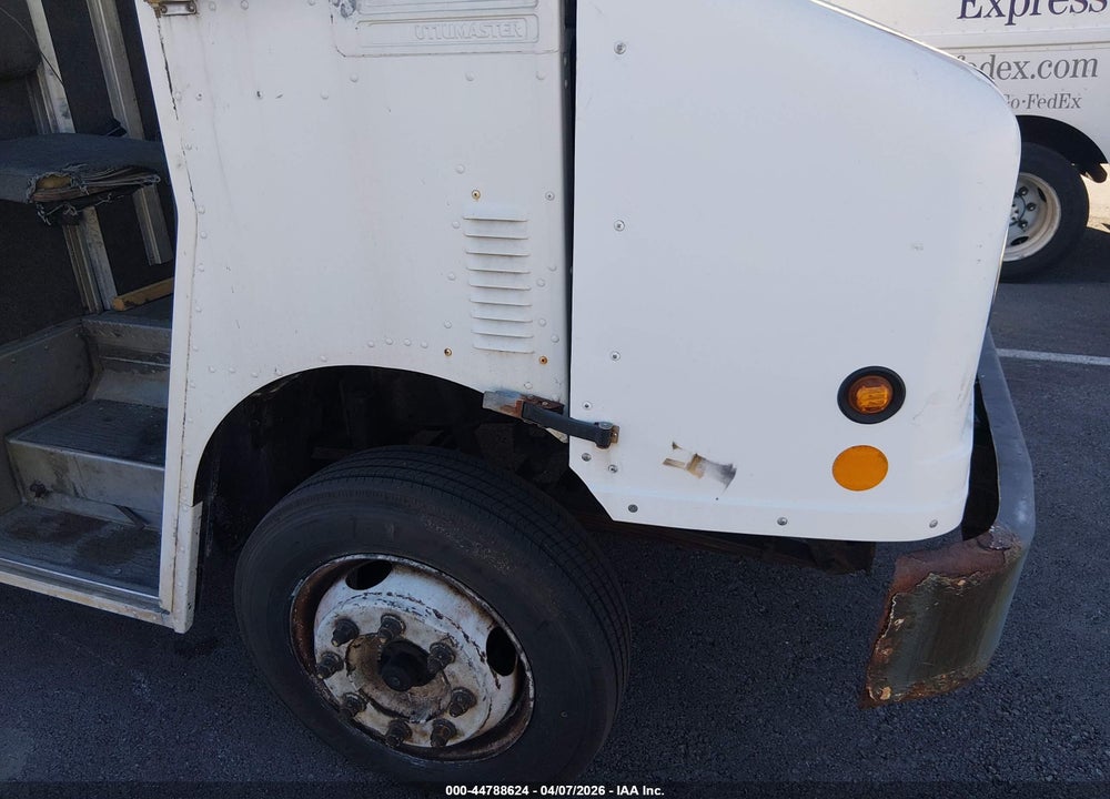 1999 FREIGHTLINER CHASSIS M LINE WALK-IN VAN VIN: 4UZA4FF43XCA60805