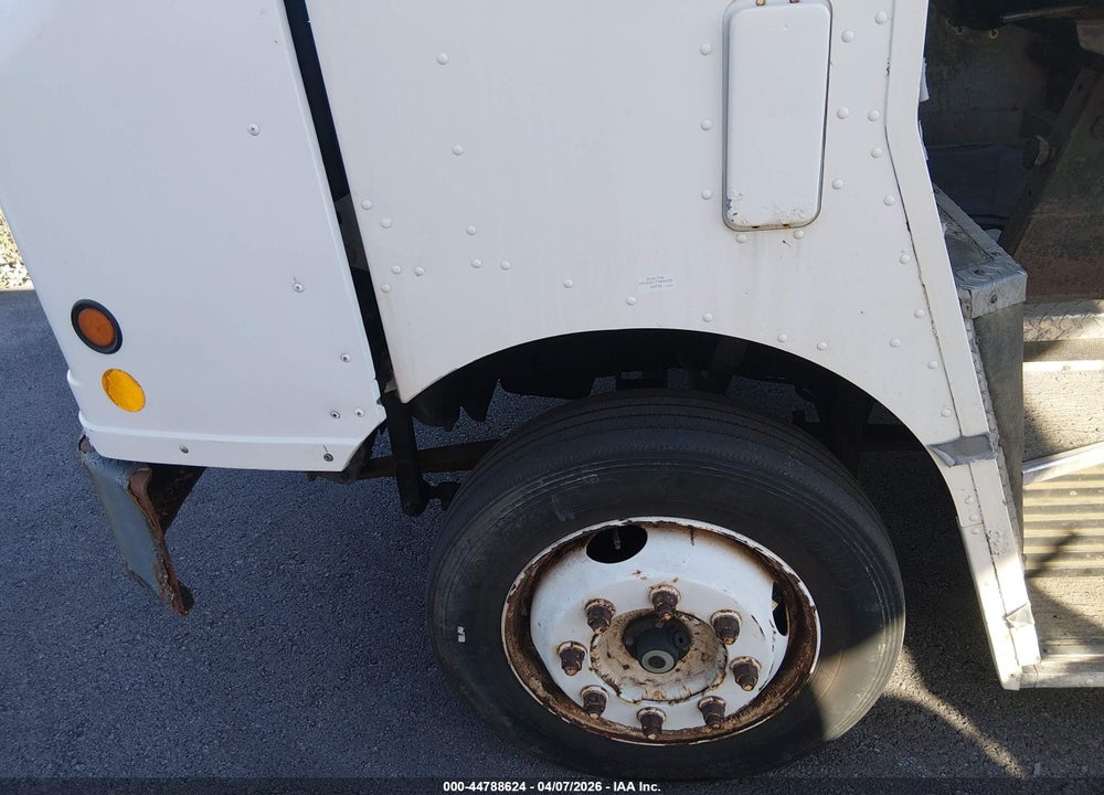 1999 FREIGHTLINER CHASSIS M LINE WALK-IN VAN VIN: 4UZA4FF43XCA60805