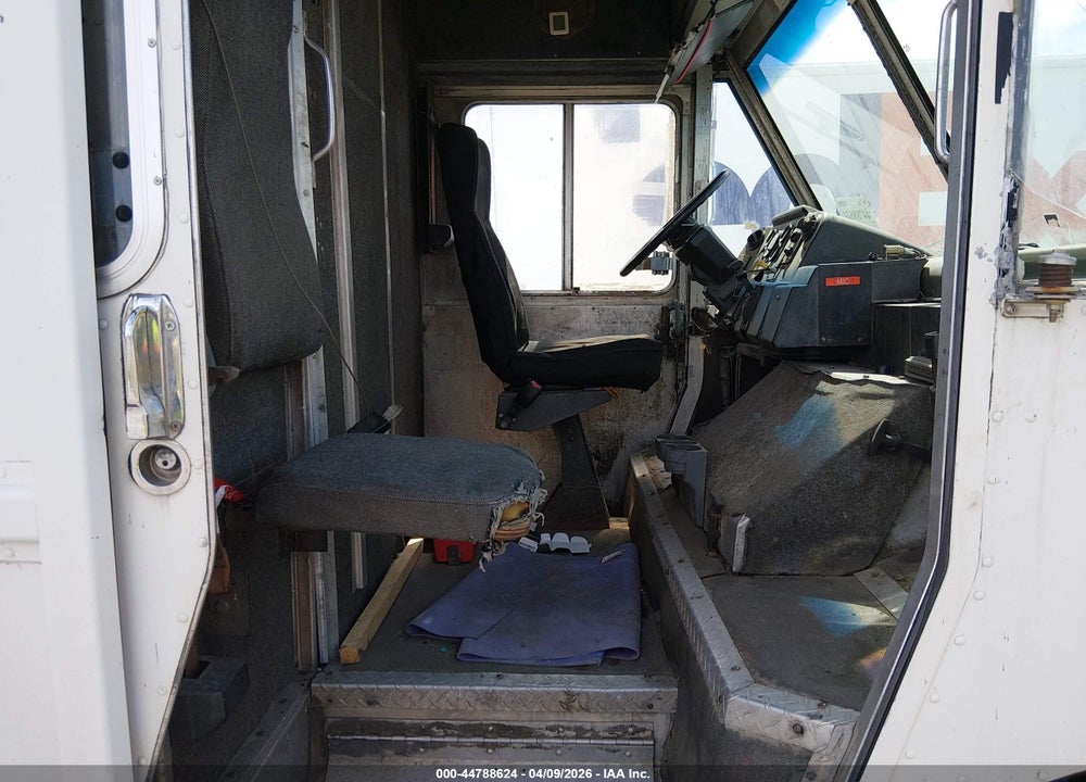1999 FREIGHTLINER CHASSIS M LINE WALK-IN VAN VIN: 4UZA4FF43XCA60805