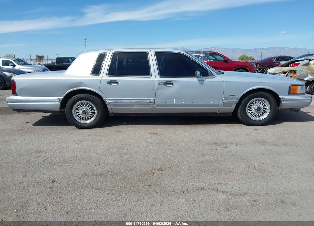 1994 LINCOLN TOWN CAR SIGNATURE/TOURNAMENT VIN: 1LNLM82W5RY755656