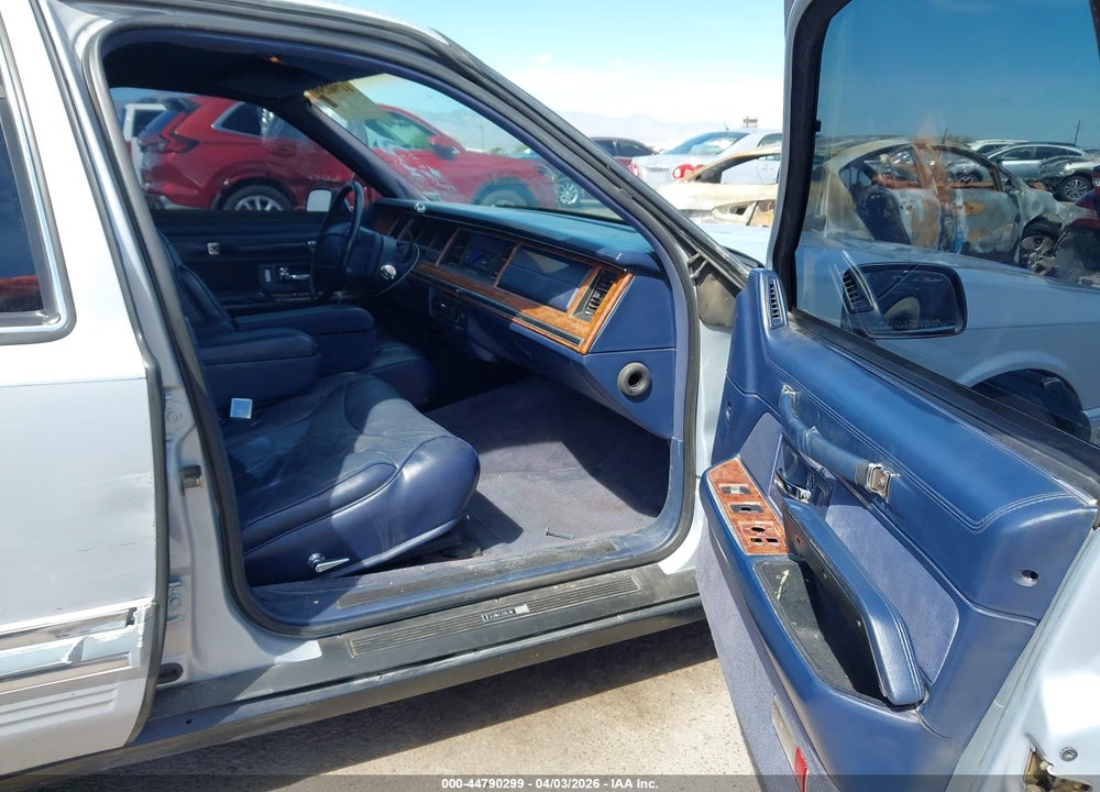 1994 LINCOLN TOWN CAR SIGNATURE/TOURNAMENT VIN: 1LNLM82W5RY755656