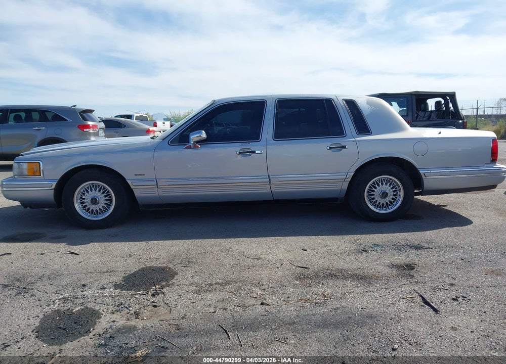 1994 LINCOLN TOWN CAR SIGNATURE/TOURNAMENT VIN: 1LNLM82W5RY755656