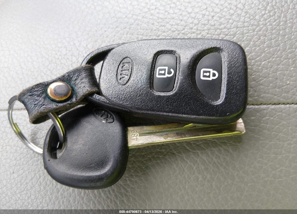 2013 KIA SORENTO LX V6 VIN: 5XYKT4A22DG323117