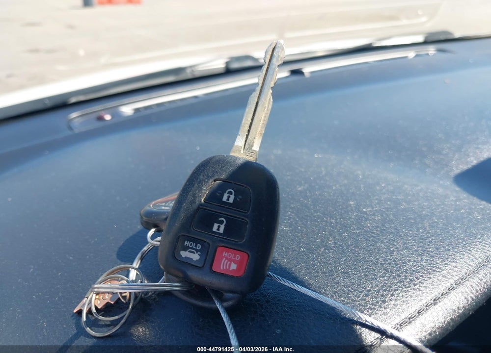 2018 TOYOTA COROLLA LE VIN: 2T1BURHE3JC068236