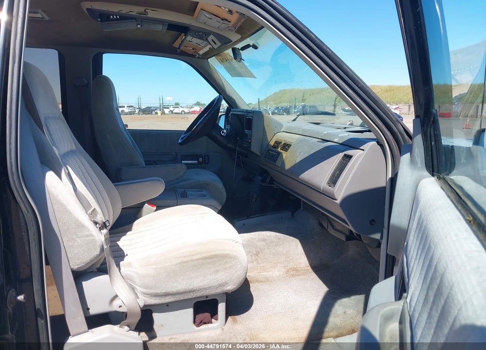 1992 CHEVROLET SUBURBAN K2500 VIN: 1GNGK26K5NJ322123