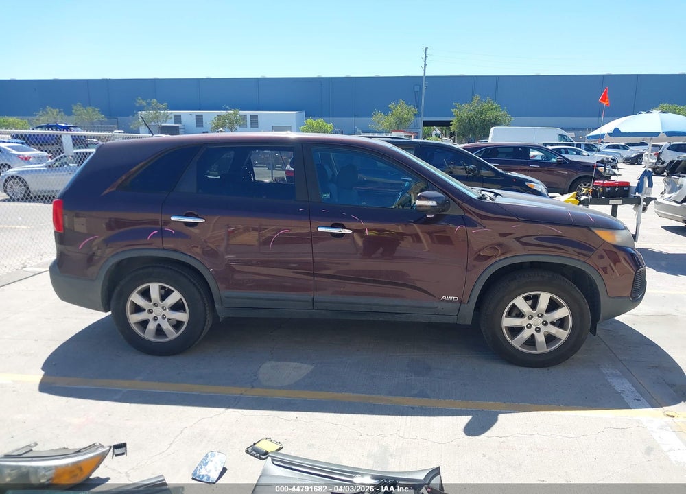 2011 KIA SORENTO LX VIN: 5XYKTCA11BG004371